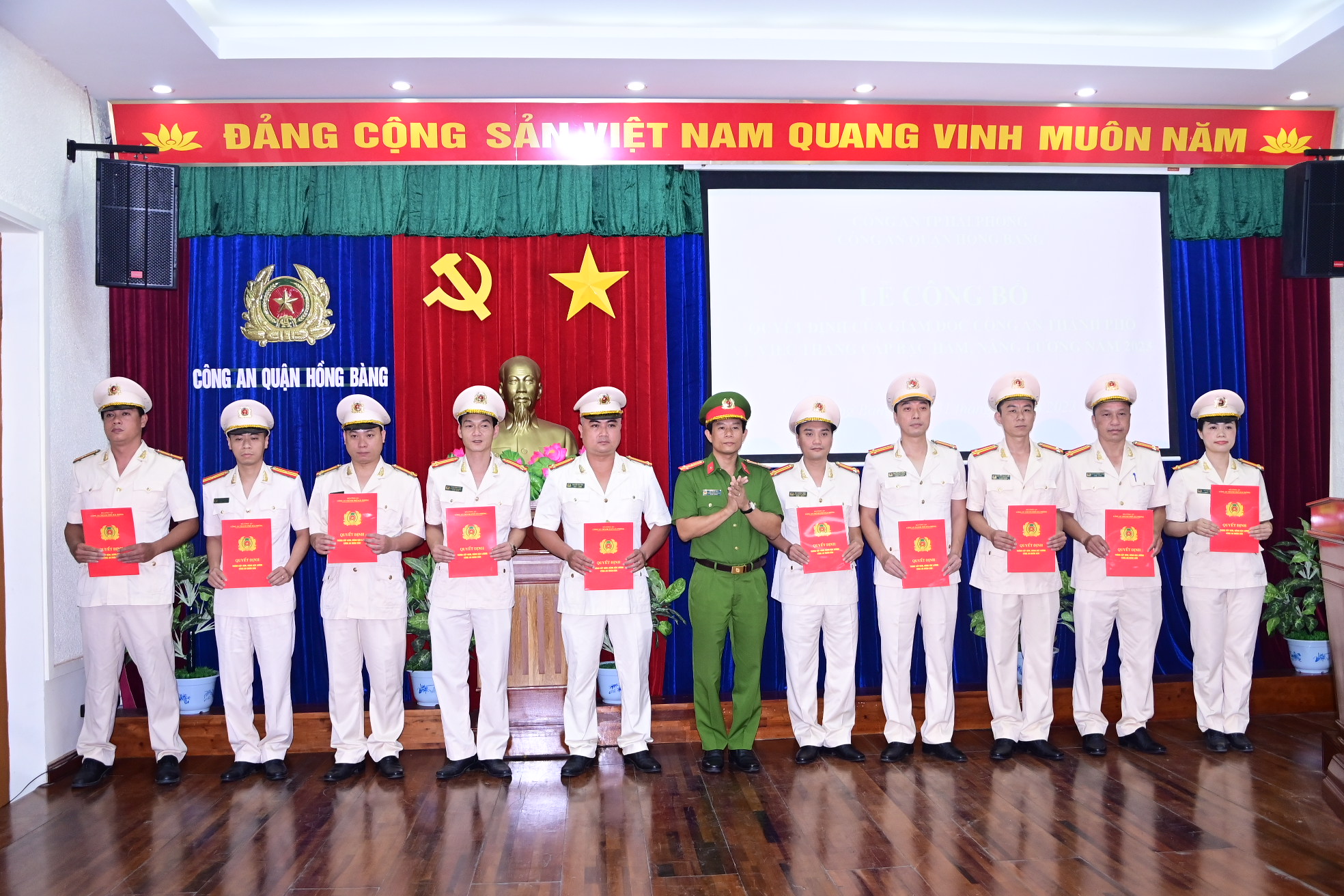 Công an quận Hồng Bàng: Công bố quyết định của Giám đốc CATP thăng cấp bậc hàm, nâng lương sỹ quan, hạ sỹ quan CAND